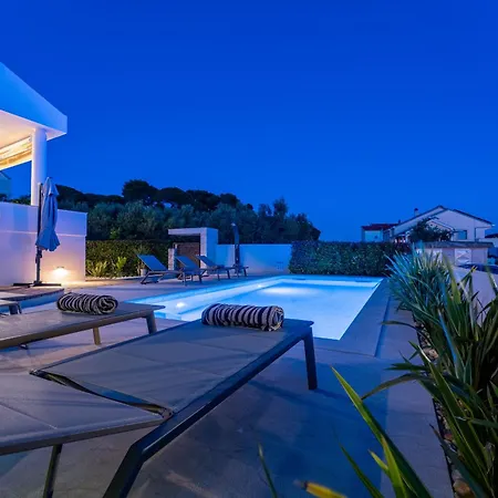 Seaview Tia With Pool